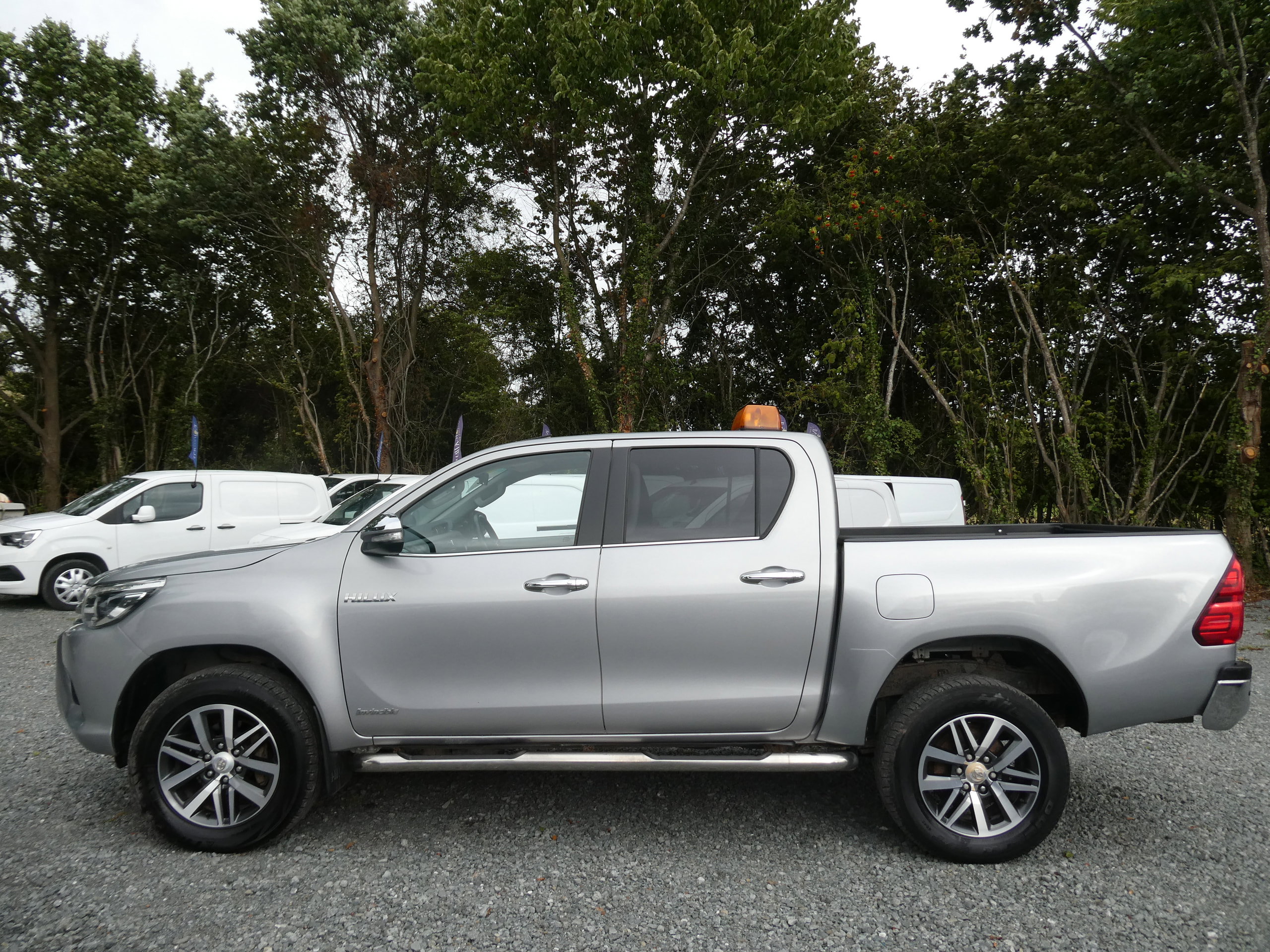 Toyota Hilux 2.4 D-4D Invincible Pickup Double Cab 4dr Diesel Auto 4WD Euro 6 (TSS, 3.5t) (150 ps) 4dr Automatic 2017