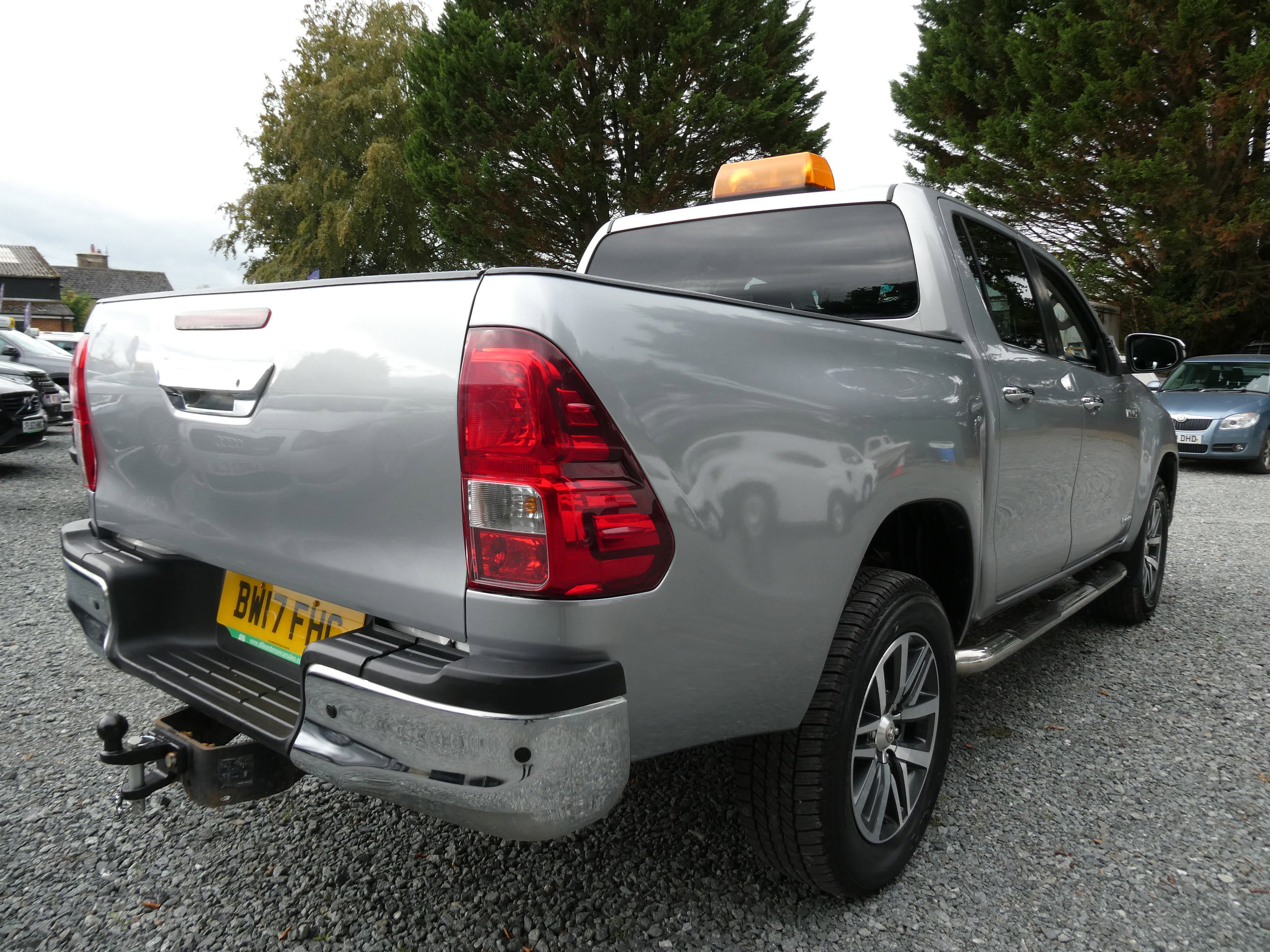 Toyota Hilux 2.4 D-4D Invincible Pickup Double Cab 4dr Diesel Auto 4WD Euro 6 (TSS, 3.5t) (150 ps) 4dr Automatic 2017