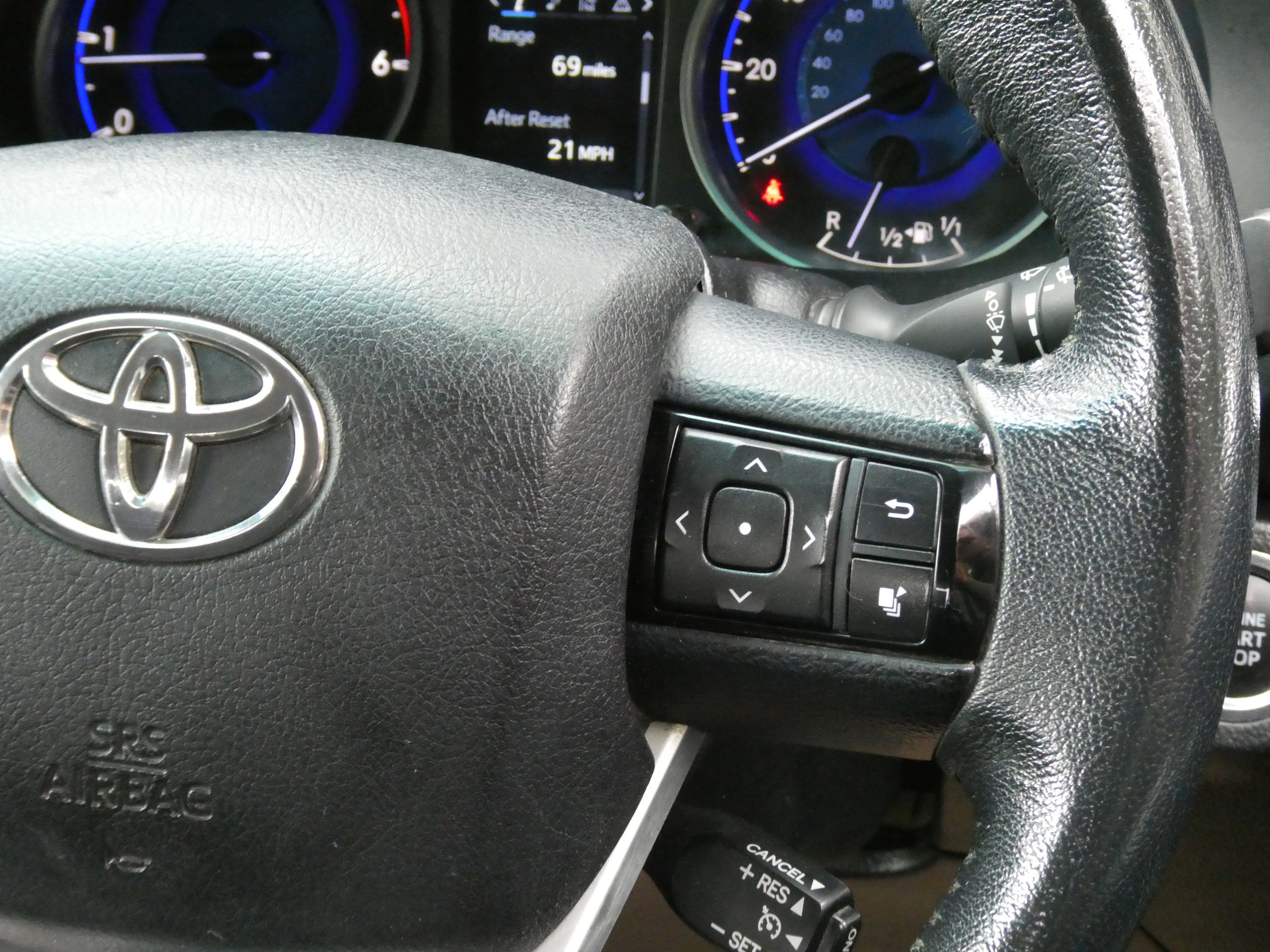 Toyota Hilux 2.4 D-4D Invincible Pickup Double Cab 4dr Diesel Auto 4WD Euro 6 (TSS, 3.5t) (150 ps) 4dr Automatic 2017