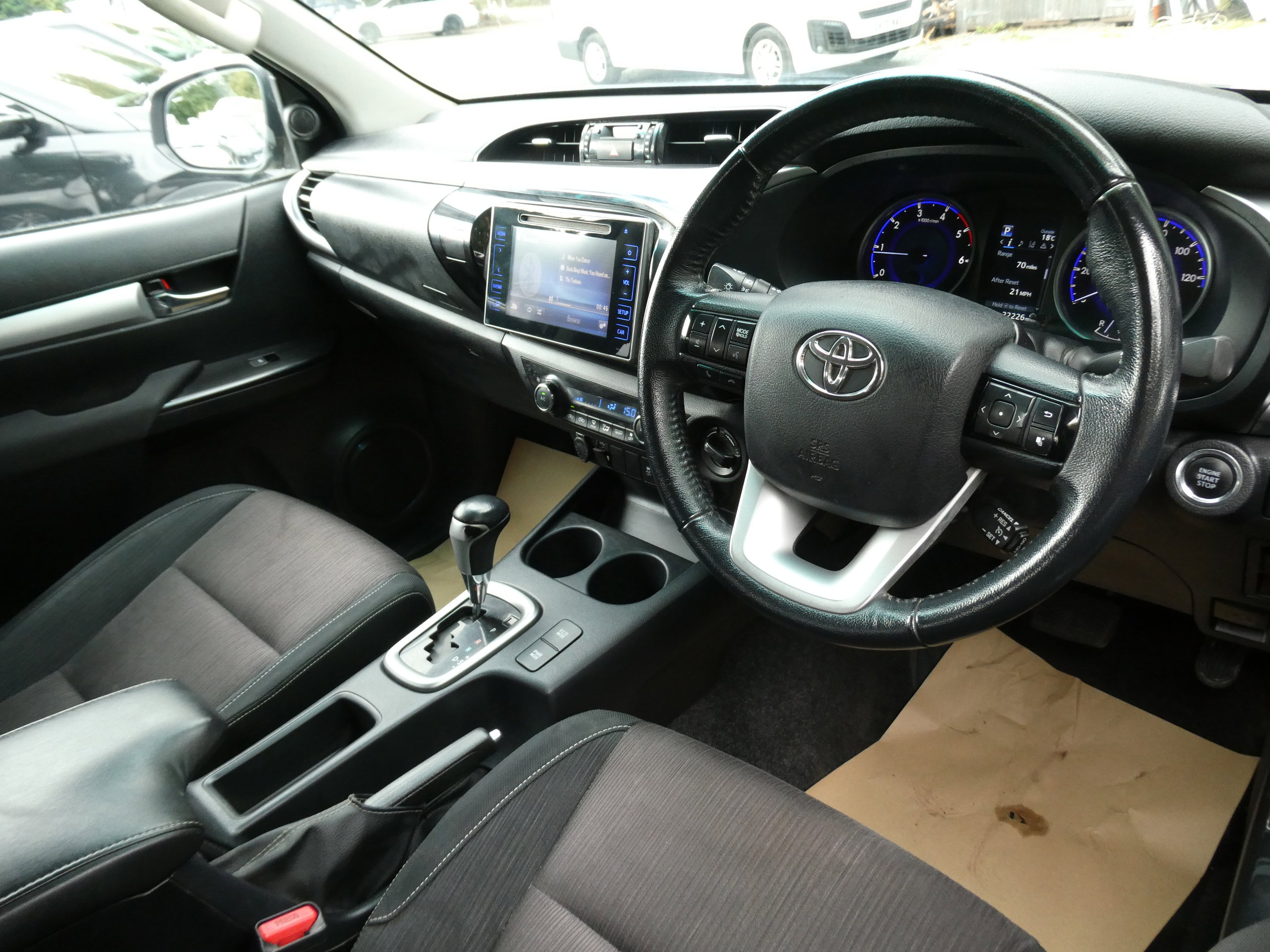Toyota Hilux 2.4 D-4D Invincible Pickup Double Cab 4dr Diesel Auto 4WD Euro 6 (TSS, 3.5t) (150 ps) 4dr Automatic 2017