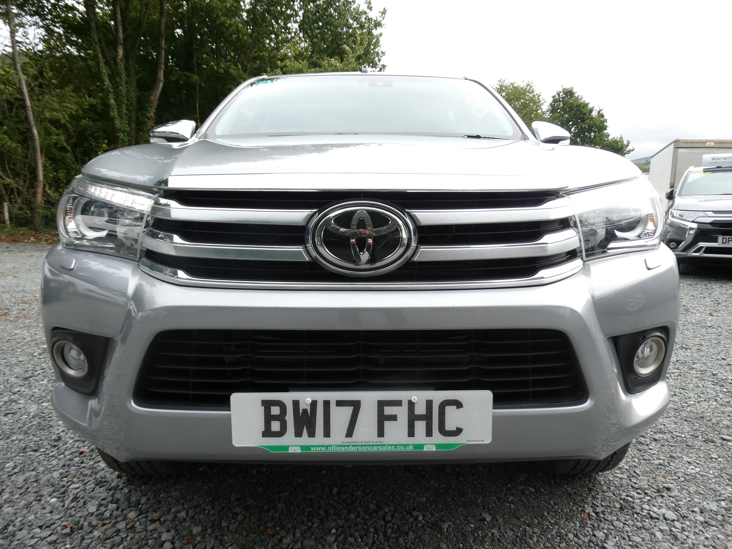 Toyota Hilux 2.4 D-4D Invincible Pickup Double Cab 4dr Diesel Auto 4WD Euro 6 (TSS, 3.5t) (150 ps) 4dr Automatic 2017