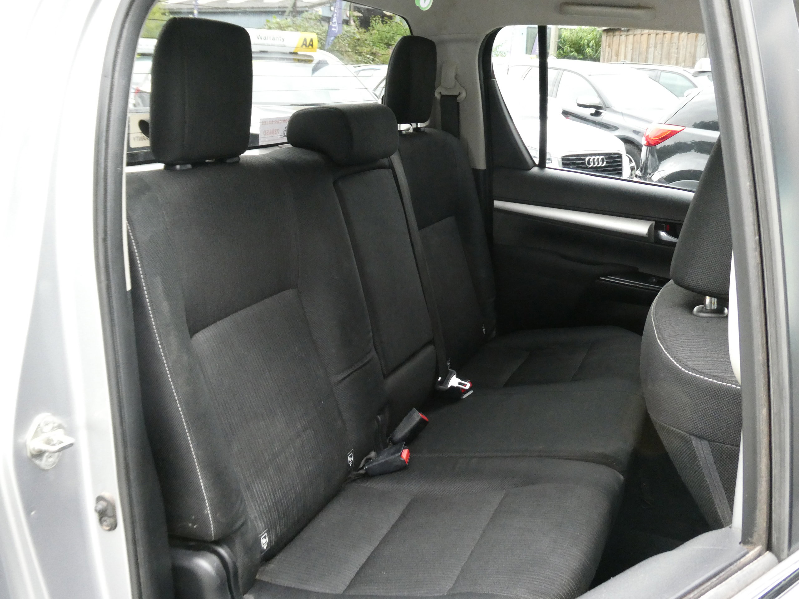 Toyota Hilux 2.4 D-4D Invincible Pickup Double Cab 4dr Diesel Auto 4WD Euro 6 (TSS, 3.5t) (150 ps) 4dr Automatic 2017