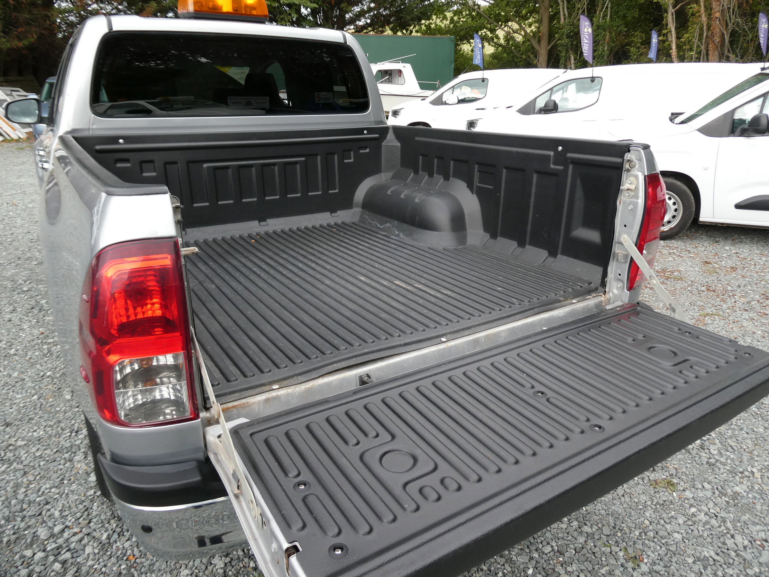 Toyota Hilux 2.4 D-4D Invincible Pickup Double Cab 4dr Diesel Auto 4WD Euro 6 (TSS, 3.5t) (150 ps) 4dr Automatic 2017