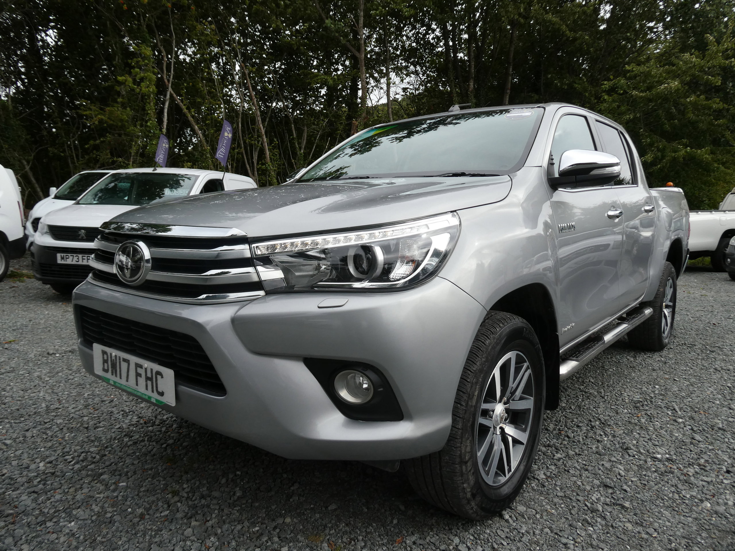 Toyota Hilux 2.4 D-4D Invincible Pickup Double Cab 4dr Diesel Auto 4WD Euro 6 (TSS, 3.5t) (150 ps) 4dr Automatic 2017