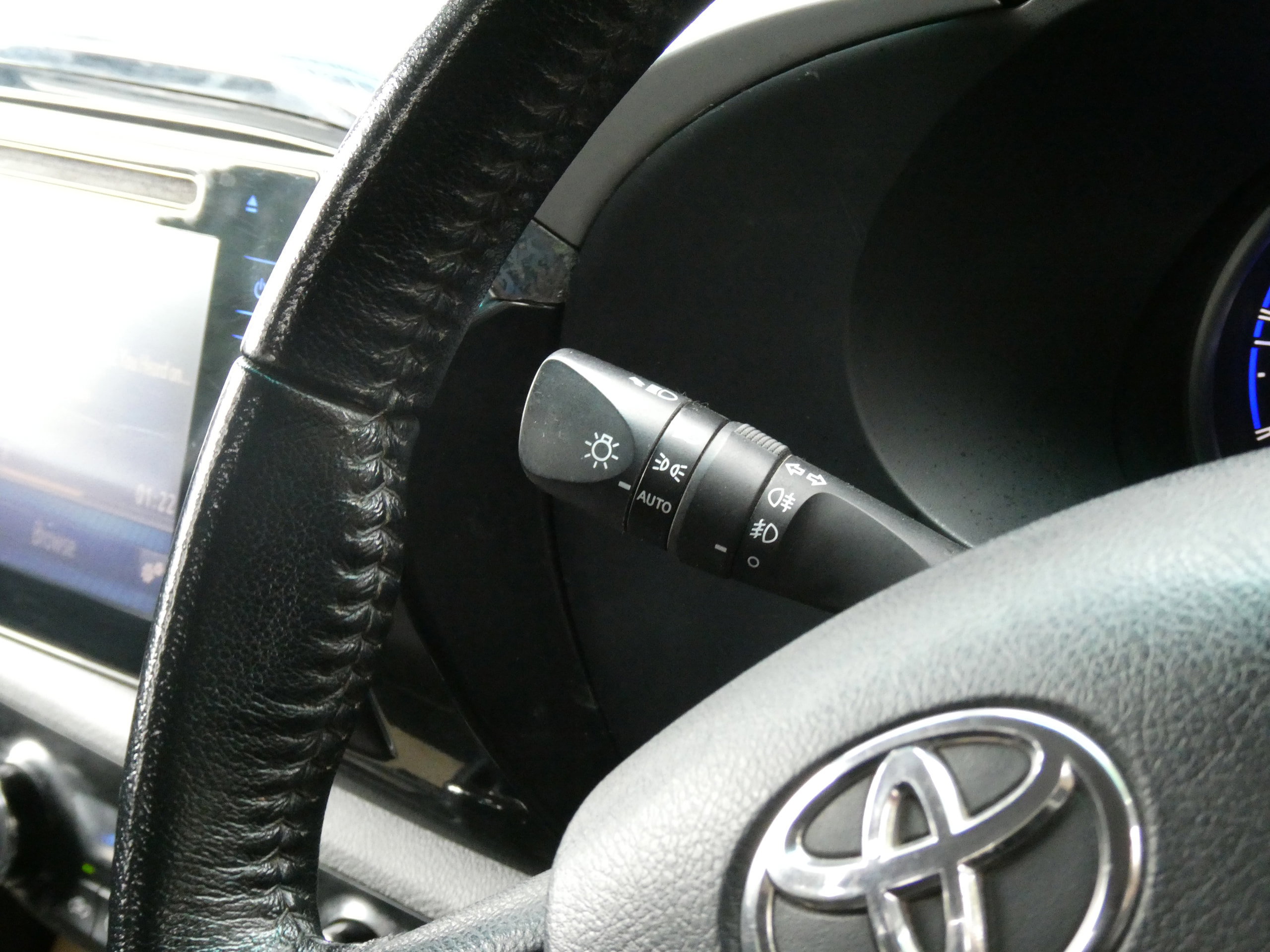 Toyota Hilux 2.4 D-4D Invincible Pickup Double Cab 4dr Diesel Auto 4WD Euro 6 (TSS, 3.5t) (150 ps) 4dr Automatic 2017