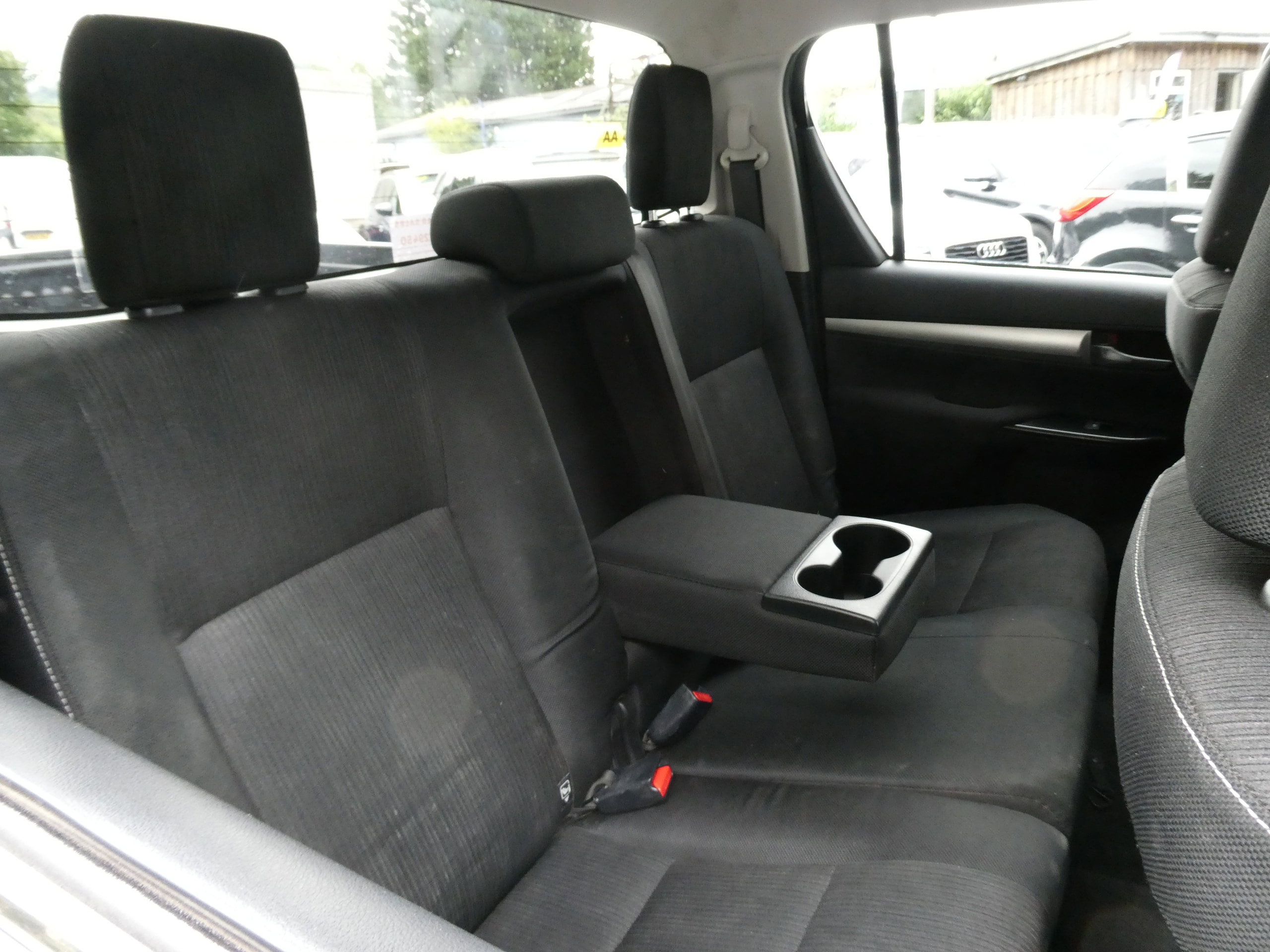 Toyota Hilux 2.4 D-4D Invincible Pickup Double Cab 4dr Diesel Auto 4WD Euro 6 (TSS, 3.5t) (150 ps) 4dr Automatic 2017