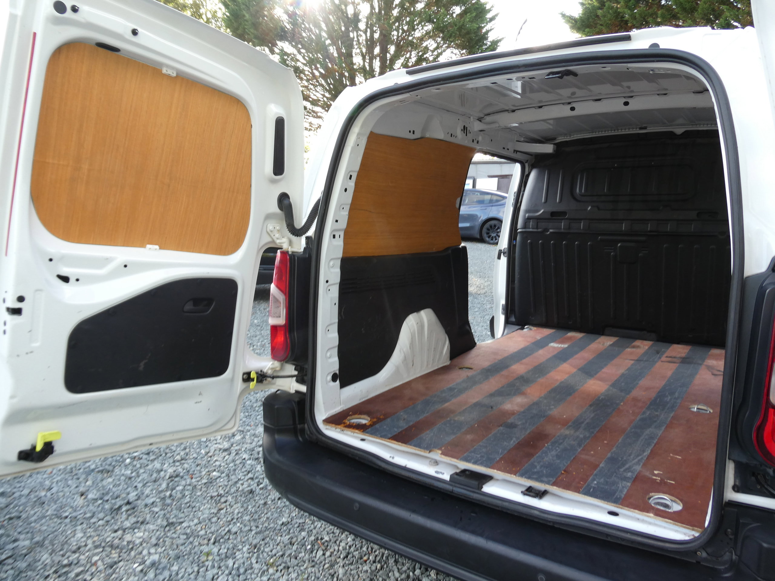 Vauxhall Combo 1.5 Turbo D 2300 Edition Panel Van 4dr Diesel Auto L2 H1 Euro 6 (s/s) (130 ps) 4dr Automatic 2021
