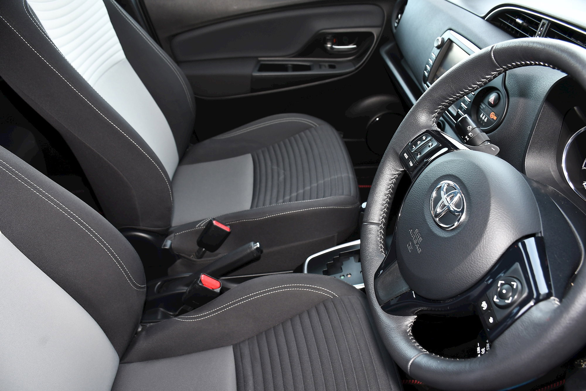 Toyota Yaris 1.5 VVT-i Design Hatchback 5dr Petrol CVT Euro 6 (111 ps) 5dr Automatic 2026