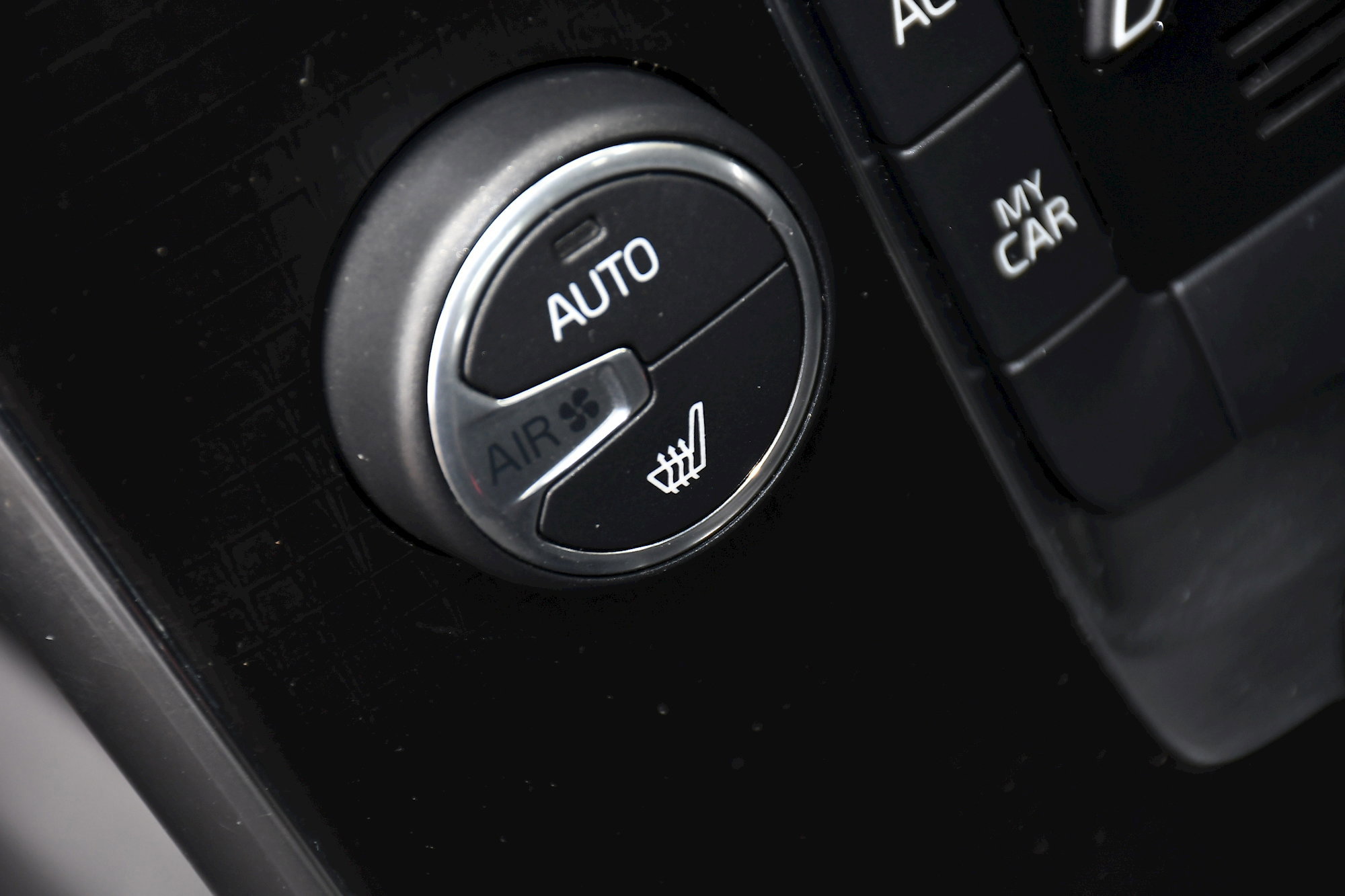 Volvo V40 D2 R-DESIGN NAV PLUS 5dr Automatic 2026