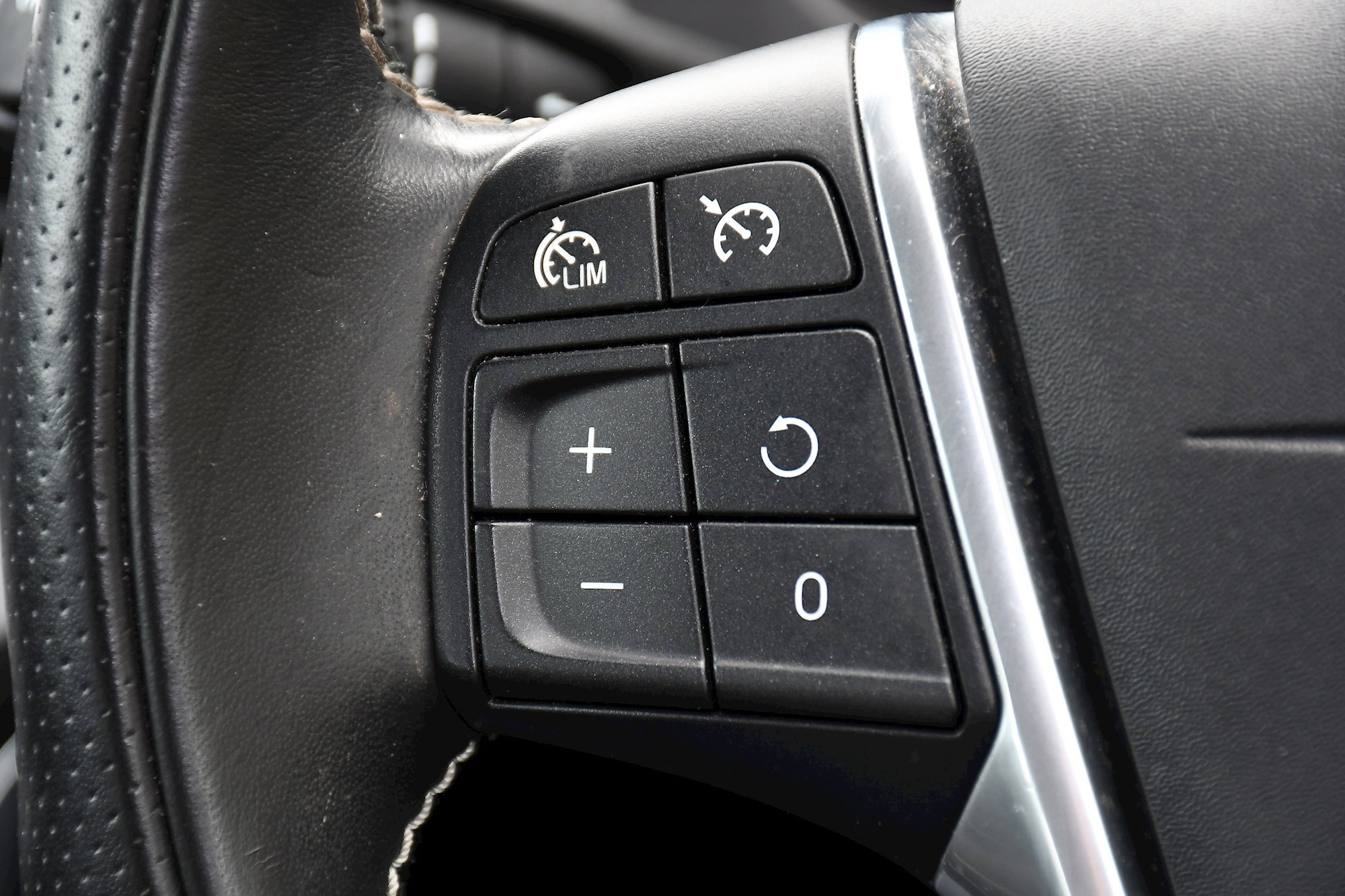 Volvo V40 D2 R-DESIGN NAV PLUS 5dr Automatic 2026