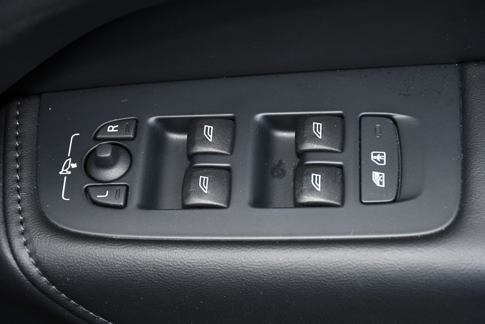 Volvo XC60 2.0 B5 MHEV Plus SUV 5dr Petrol Hybrid Auto AWD Euro 6 (s/s) (250 ps) 5dr Automatic 2026