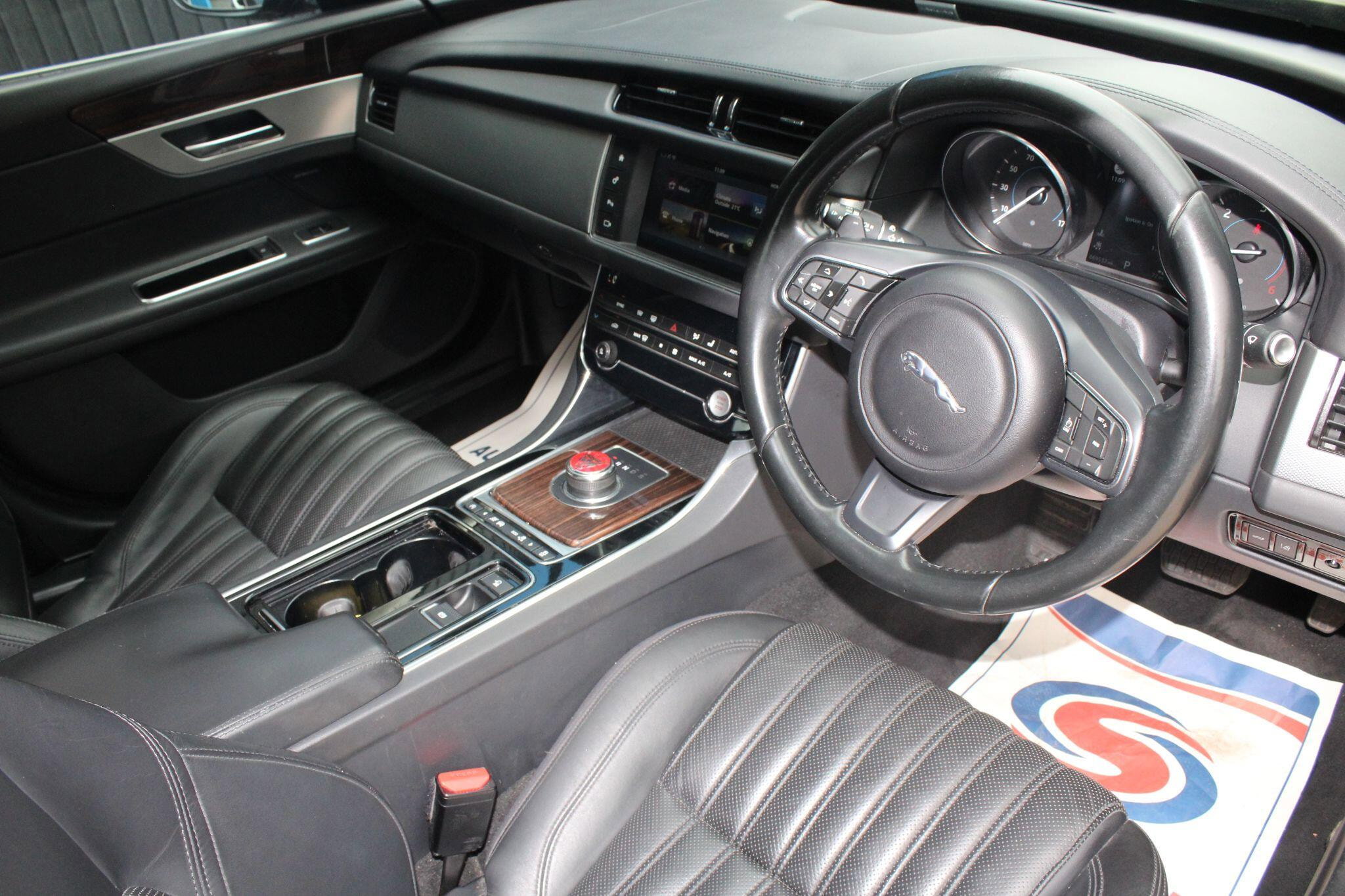 2016 Jaguar XF thumbnail 2