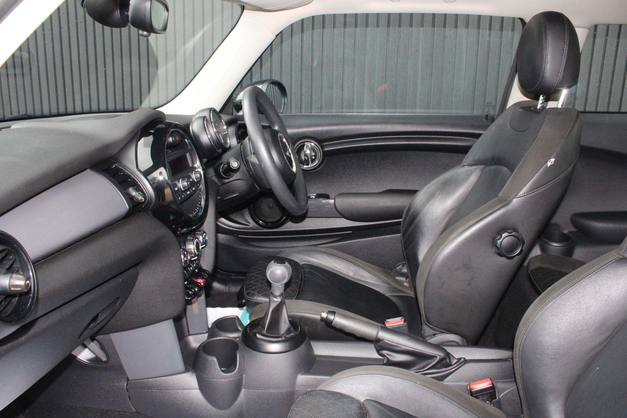 MINI Hatch 1.5 Cooper Euro 6 (s/s) 3dr 3dr Manual 2026