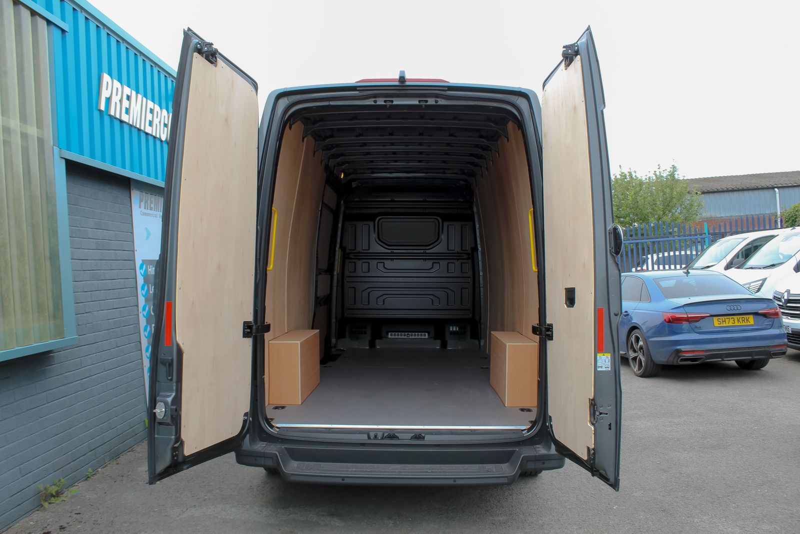 Volkswagen Crafter 2.0L CR35 COMMERCE + TDI 5dr Diesel Manual Euro 6 (138 bhp) 5dr Manual 2026