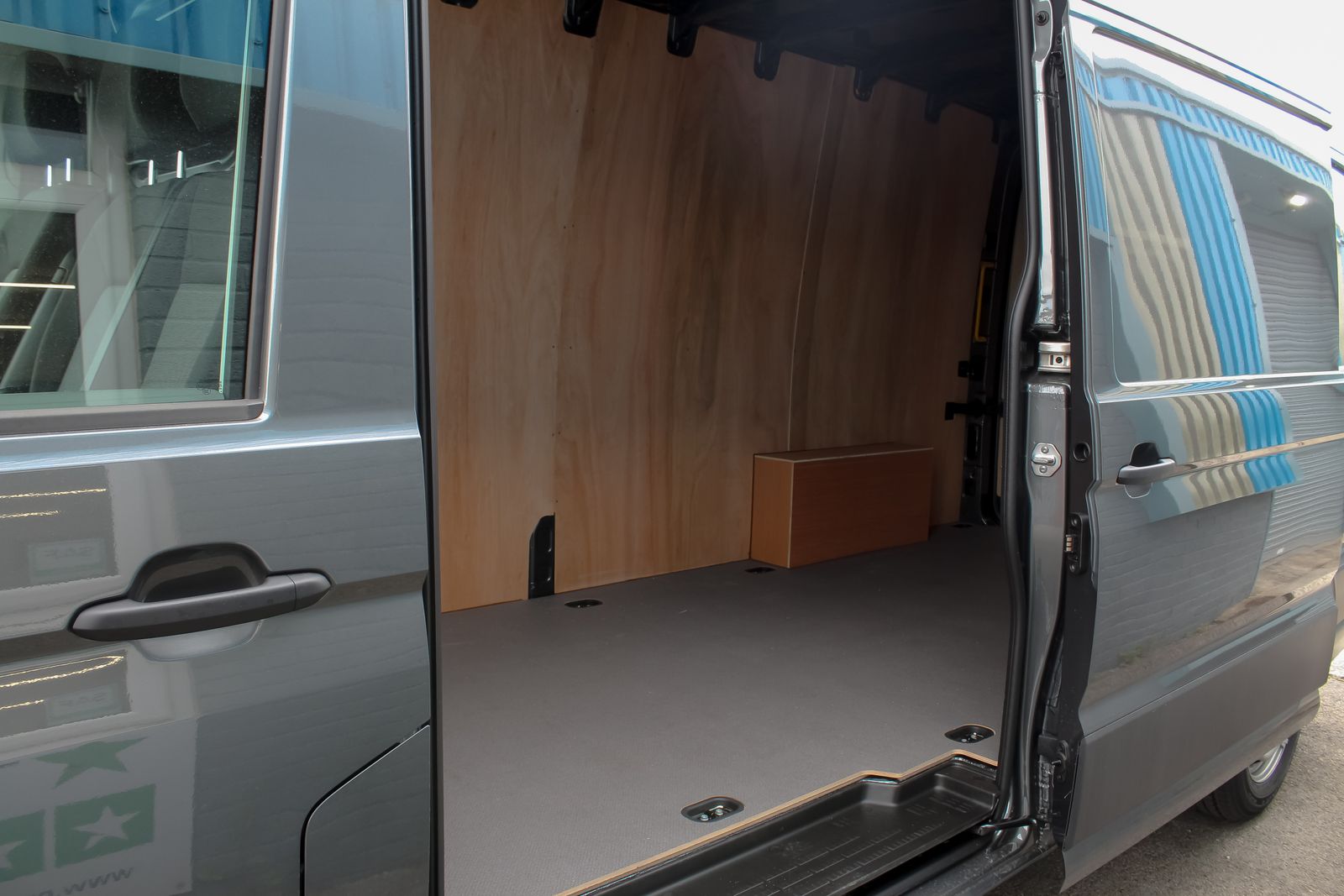 Volkswagen Crafter 2.0L CR35 COMMERCE + TDI 5dr Diesel Manual Euro 6 (138 bhp) 5dr Manual 2026
