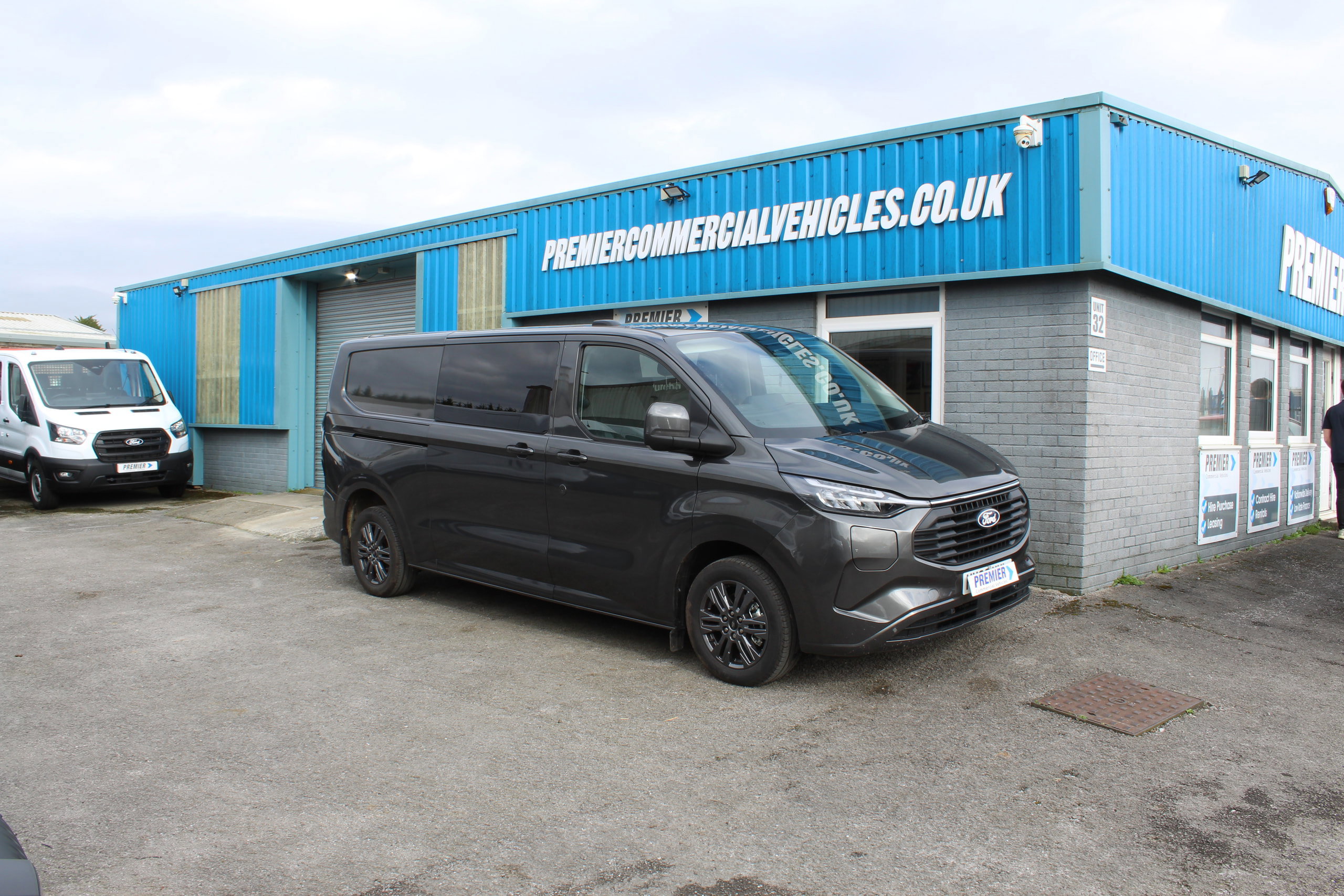 Ford Transit Custom 2.5 320 Duratec 11.8kWh Limited Crew Van Double Cab 5dr Petrol Plug-in Hybrid Auto L1 H1 Euro 6 (232 ps) 5dr Automatic 2026