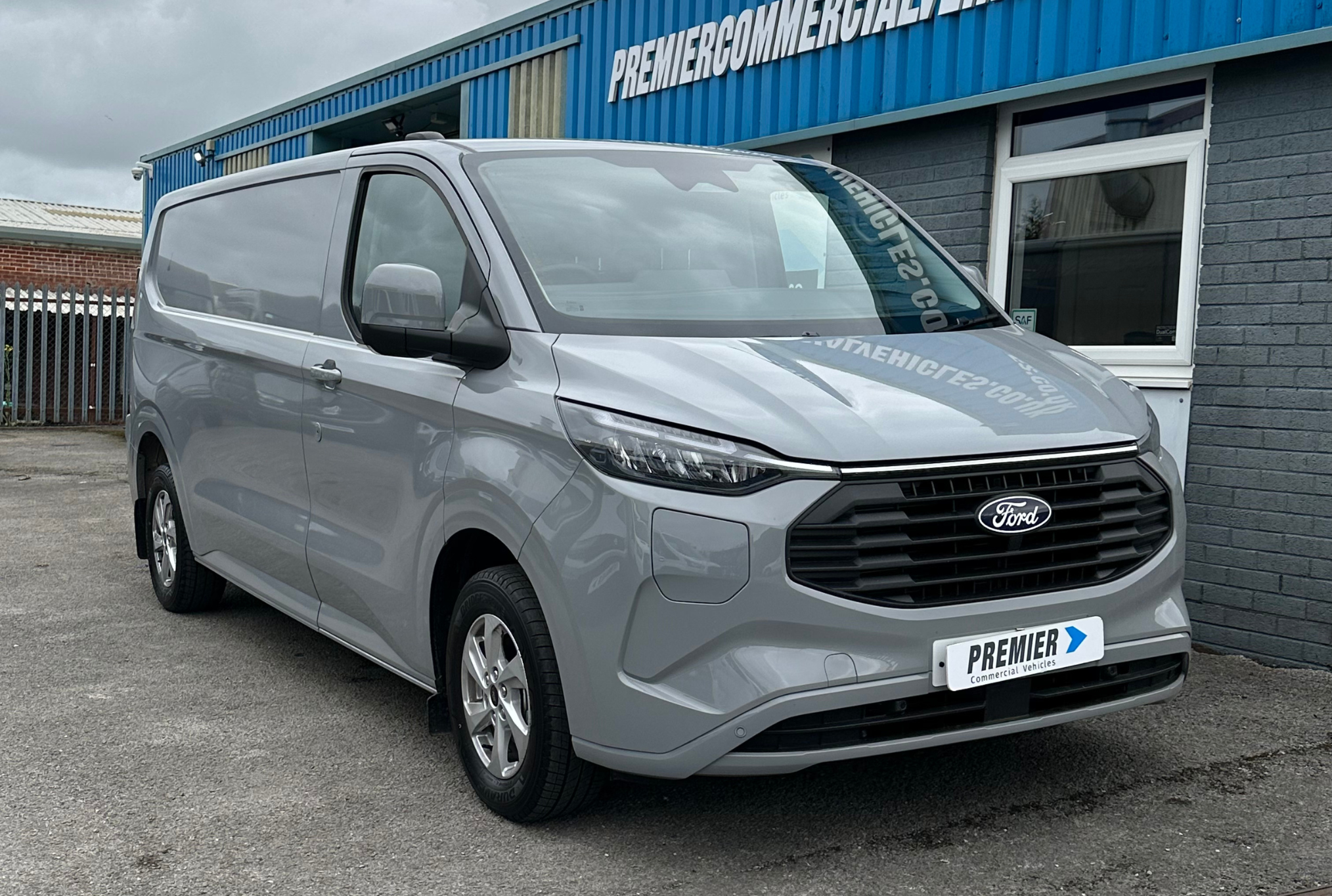 Ford Transit Custom 2.5 320 Duratec 11.8kWh Limited Panel Van 5dr Petrol Plug-in Hybrid Auto L2 Euro 6 (232 ps) 5dr Automatic 2026