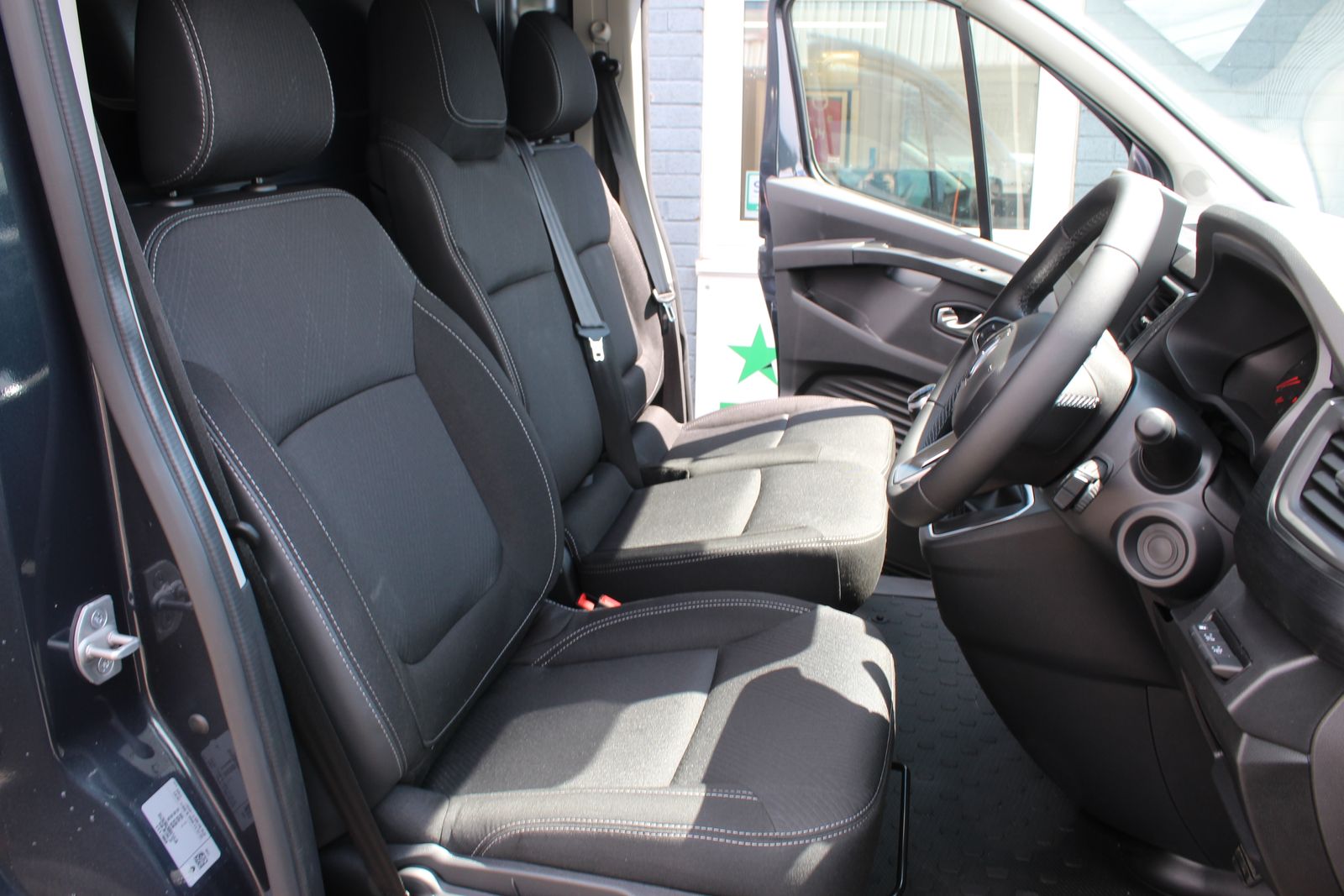 Renault Trafic 2.0 dCi Blue 30 Extra Sport Panel Van 5dr Diesel Manual LWB Euro 6 (s/s) (150 ps) 5dr Manual 2026