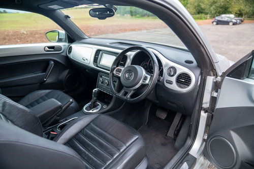 Volkswagen Beetle auto 19