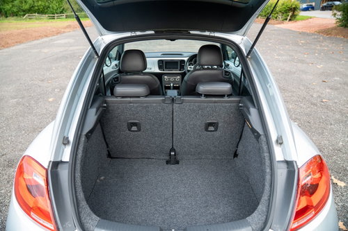 Volkswagen Beetle auto 17