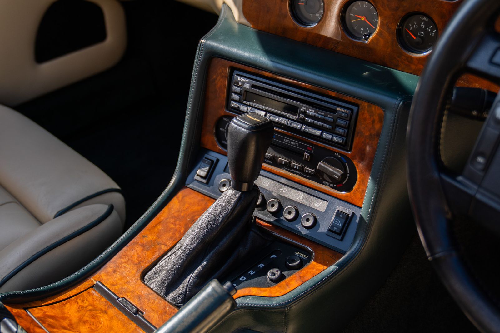 Aston Martin Virage