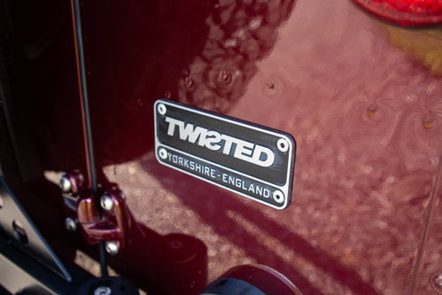 Land Rover DEFENDER 110 12
