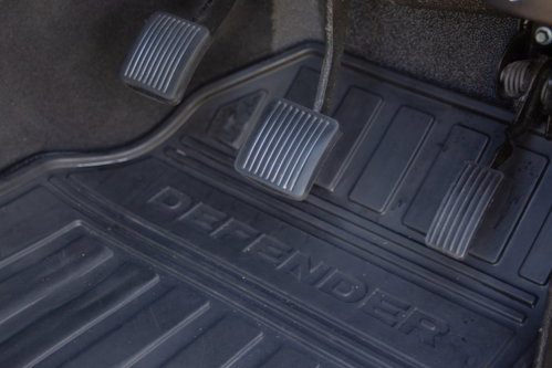 Land Rover DEFENDER 110 29