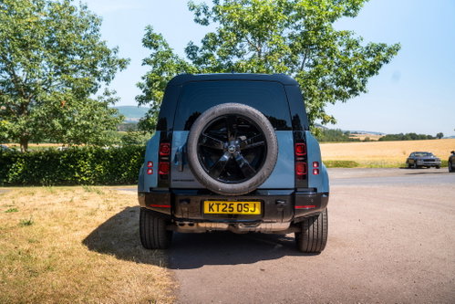 Land Rover DEFENDER 110 12