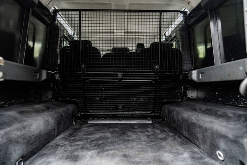 Land Rover Defender 22
