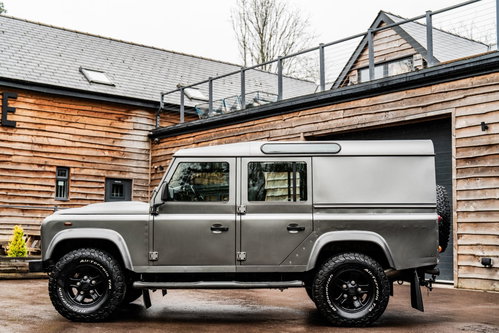 Land Rover Defender 9