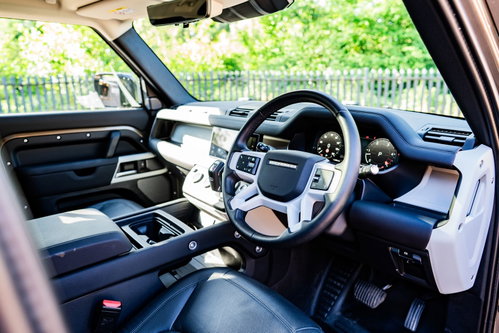 Land Rover Defender 25