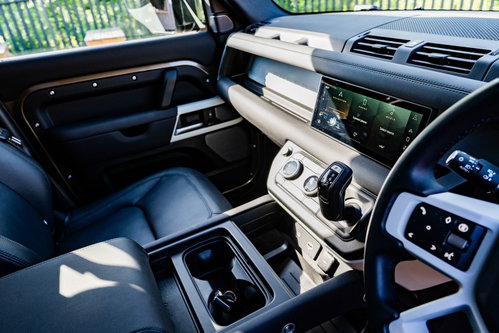 Land Rover Defender 26