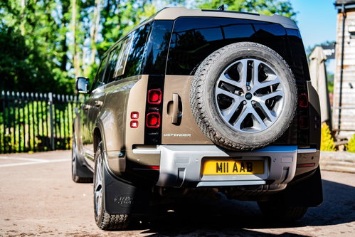 Land Rover Defender 22