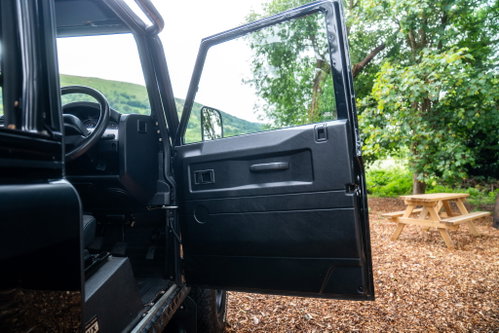 Land Rover Defender 90 28