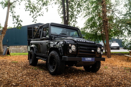Land Rover Defender 90 2