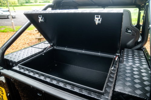 Land Rover Defender 90 18