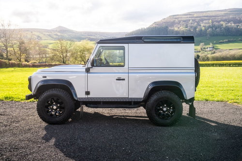 Land Rover Defender 90 2