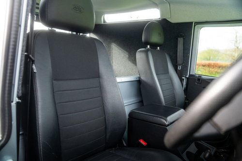 Land Rover Defender 90 26