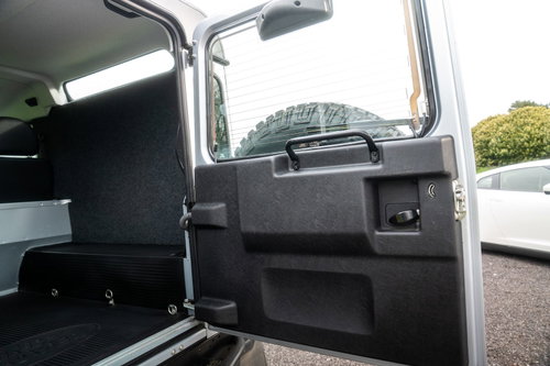 Land Rover Defender 90 38
