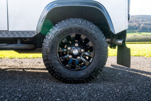Land Rover Defender 90 13