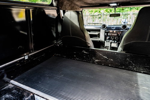 Land Rover Defender 90 23