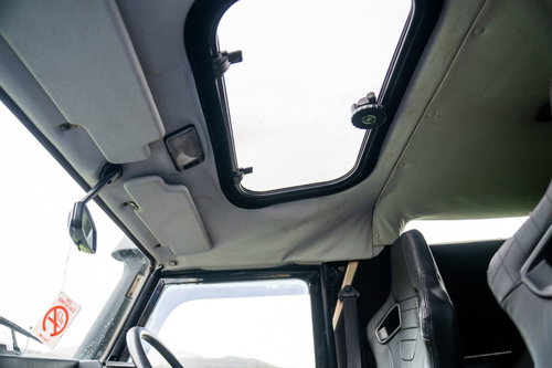 Land Rover Defender 90 32