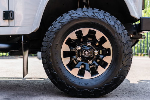 Land Rover Defender 90 6