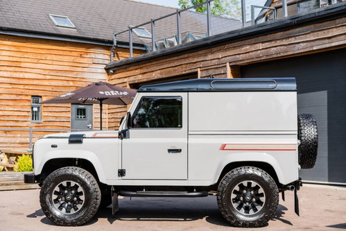 Land Rover Defender 90 18
