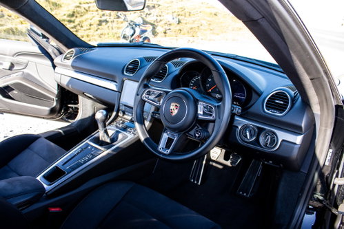 Porsche 718 Cayman 15