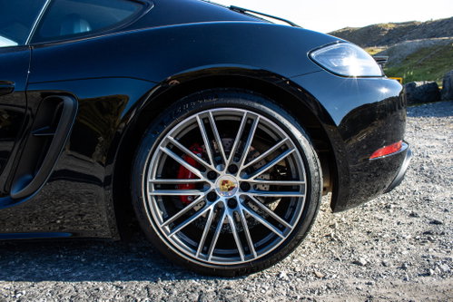 Porsche 718 Cayman 9