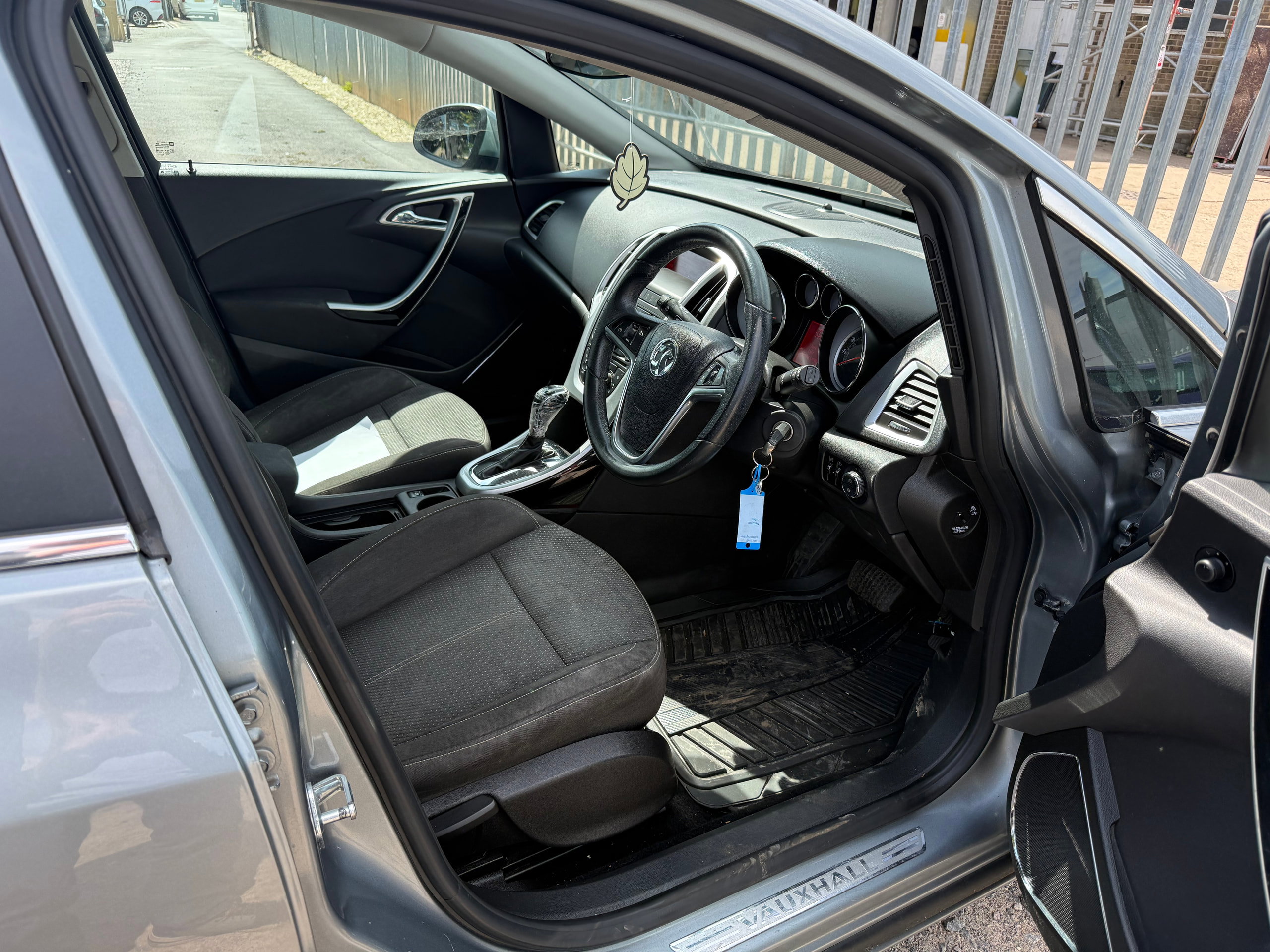 Vauxhall Astra 1.6 16v SRi Hatchback 5dr Petrol Auto Euro 5 (115 ps) 5dr Automatic 2010