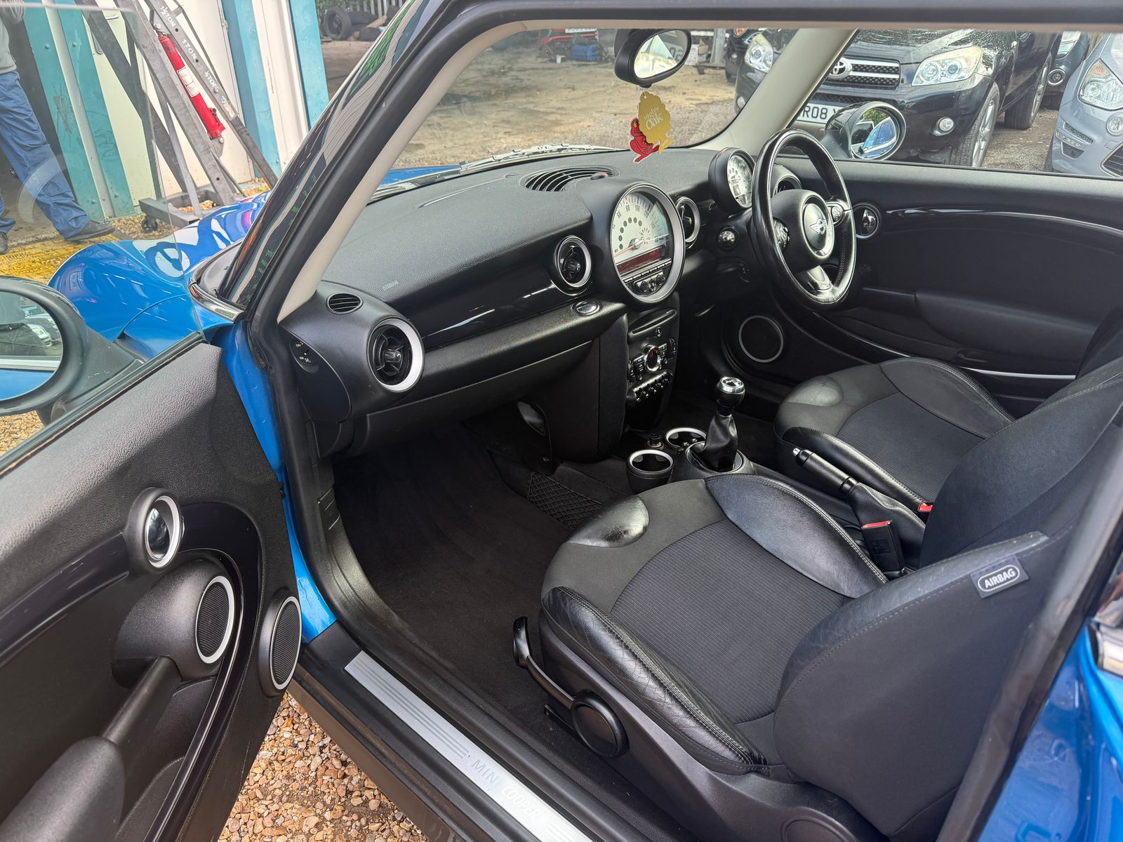 MINI Hatch 1.6 Cooper Pimlico Hatchback 3dr Petrol Manual Euro 5 (s/s) (122 ps) 3dr Manual 2011