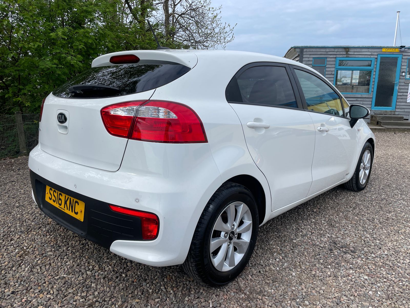 2016 Kia Rio 1.25 SR7 Euro 6 5dr, exterior view 3