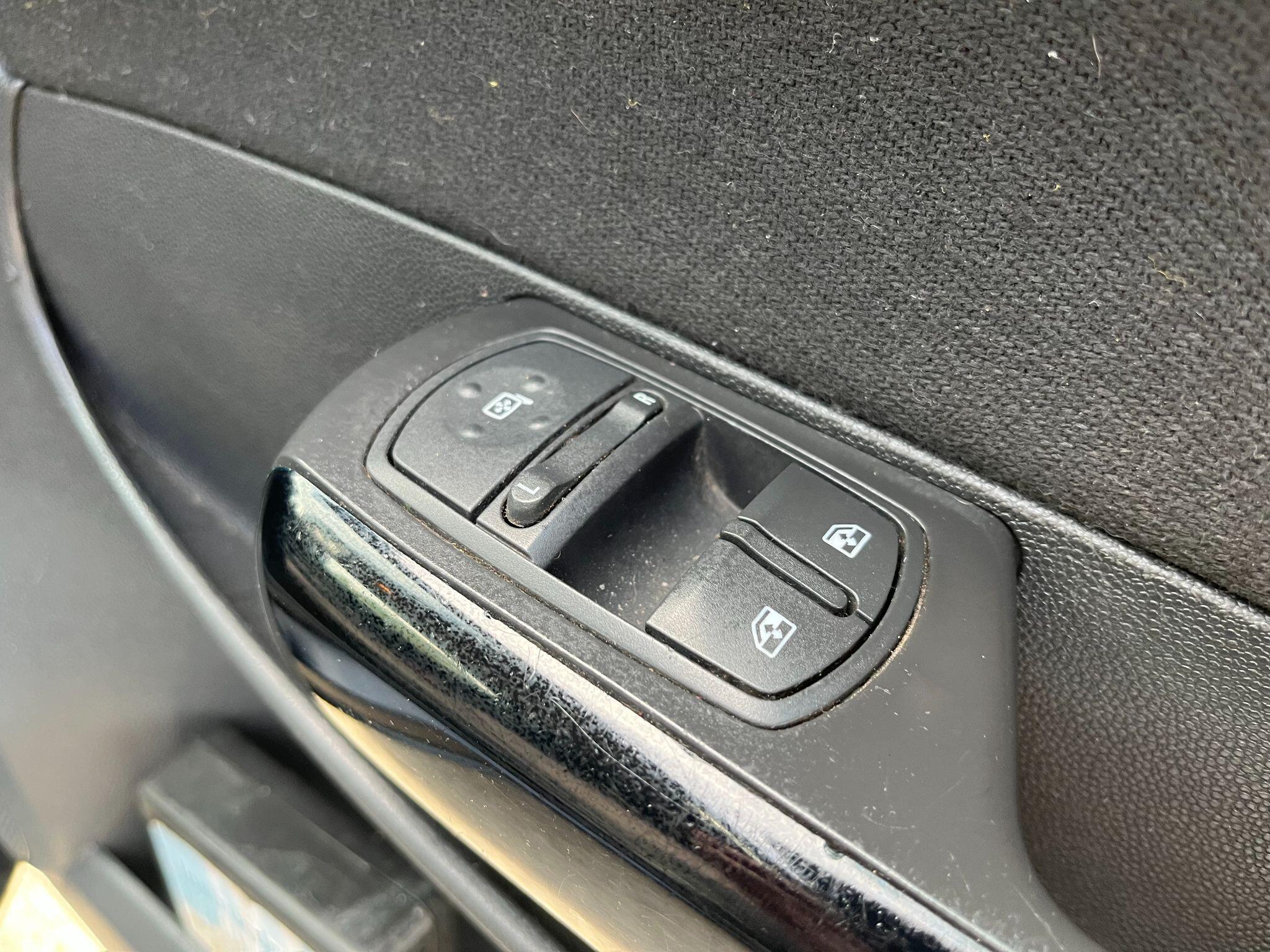 Vauxhall Corsa 1.2i ecoFLEX 16V SXi Euro 5 (s/s) 3dr (A/C) 3dr Manual 2025